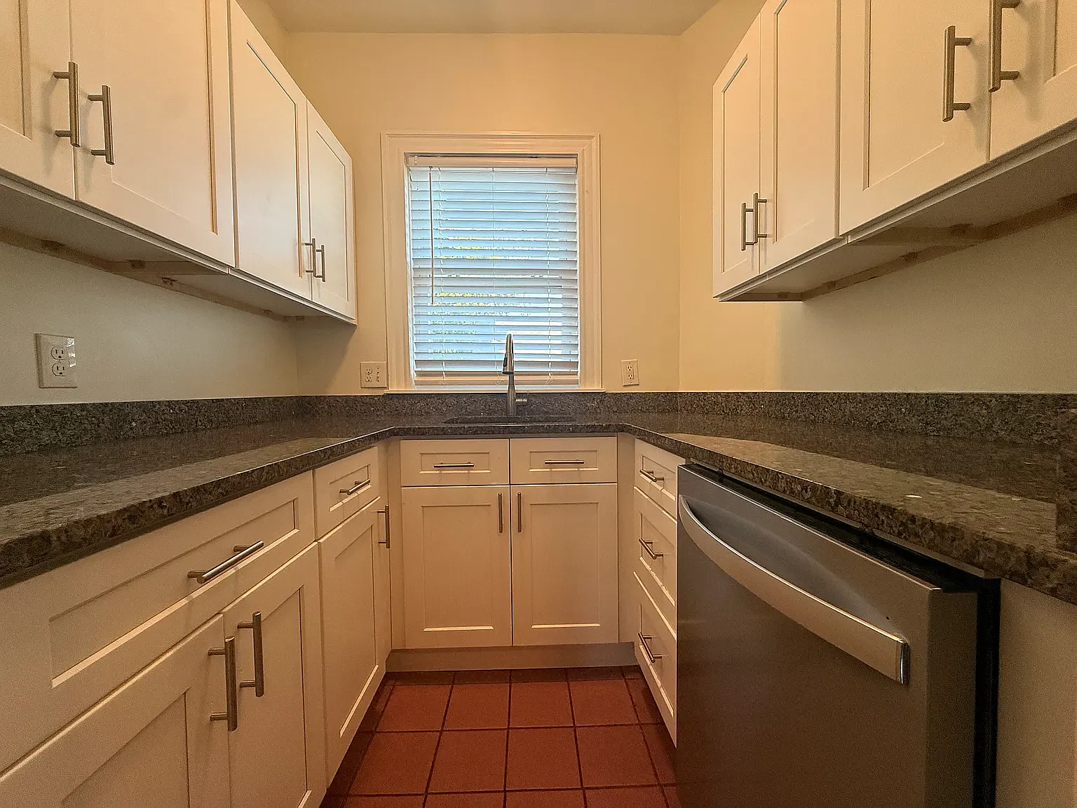 3 bed, 1600 sqft, $1,900 — Photo 4