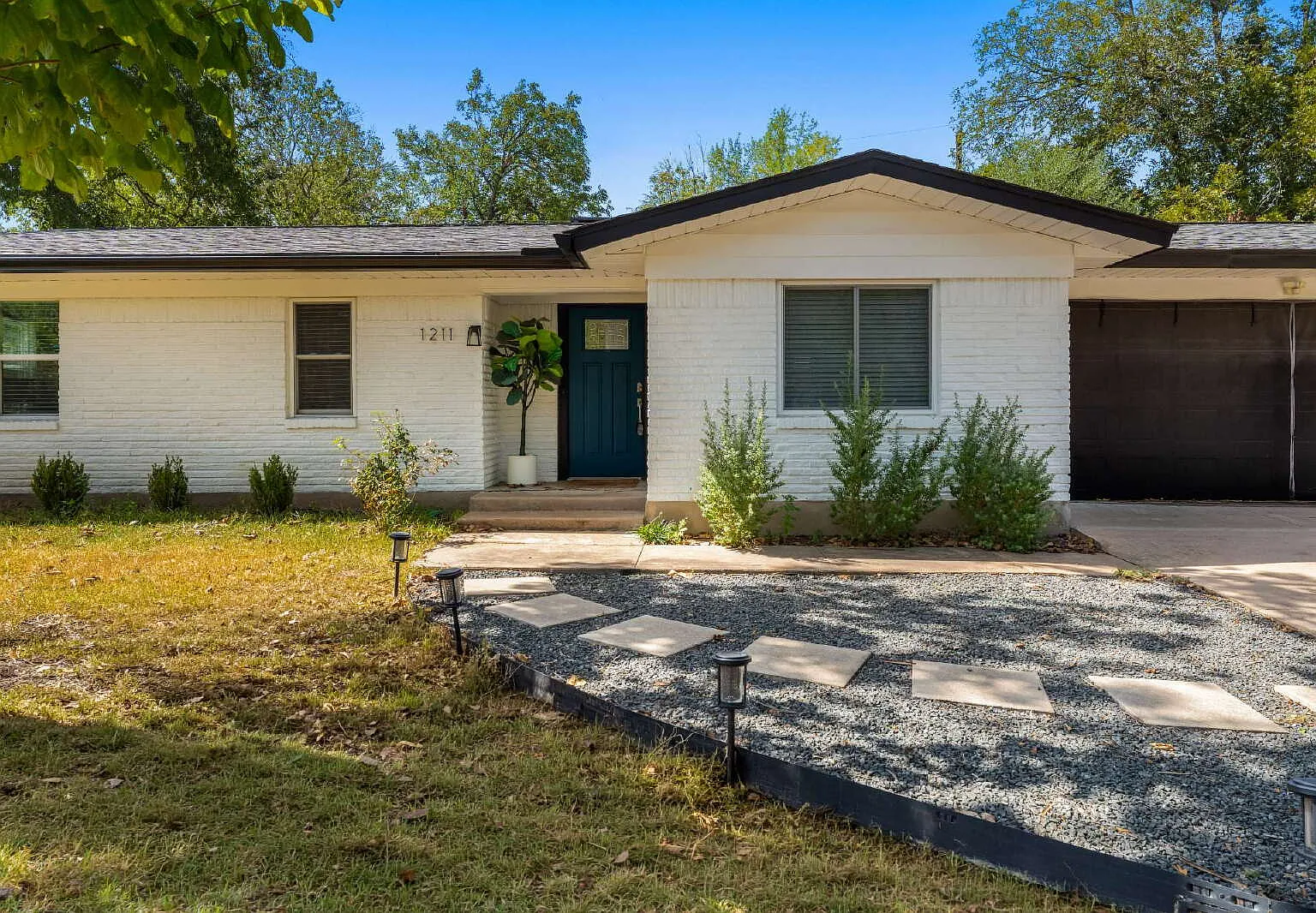 3 bed, 2.0 bath, 1310 sqft, $3,500 — Photo 3
