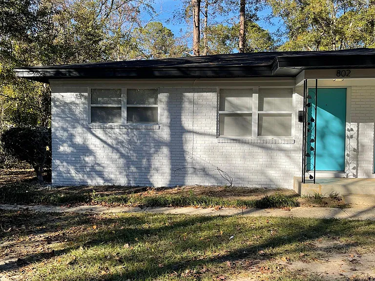 802 Lakeland Dr — Photo 2