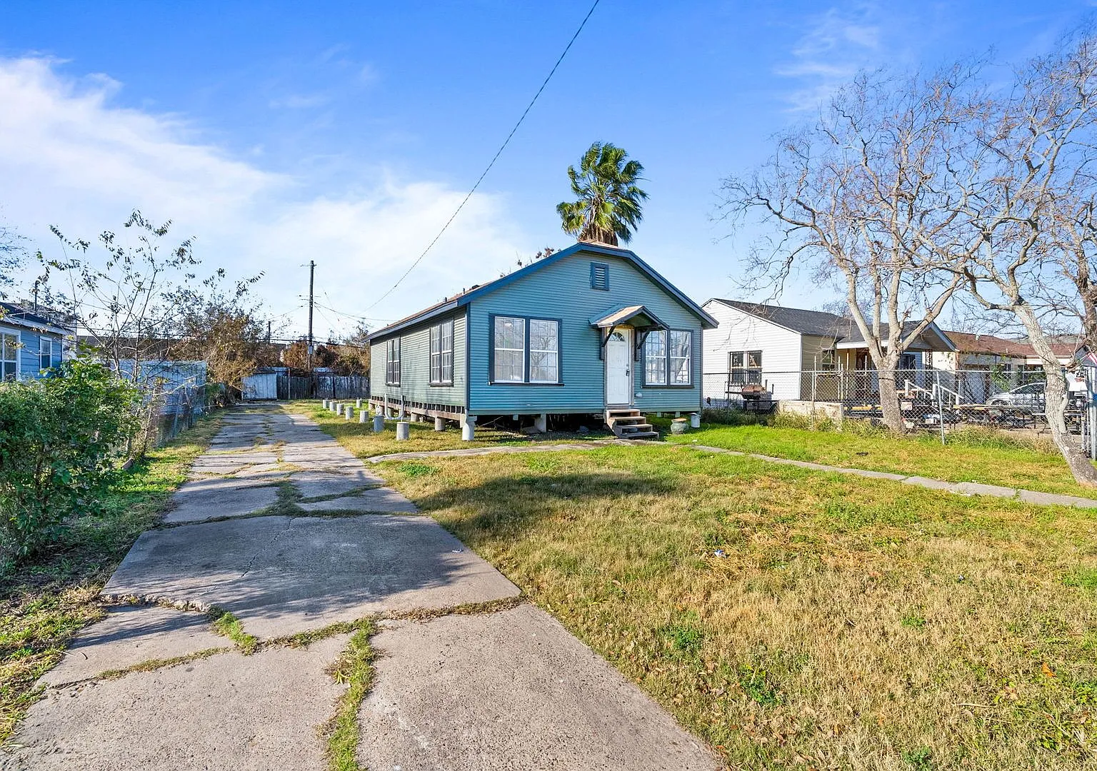 Spacious Two Bedroom Two Bath House! — Photo 2