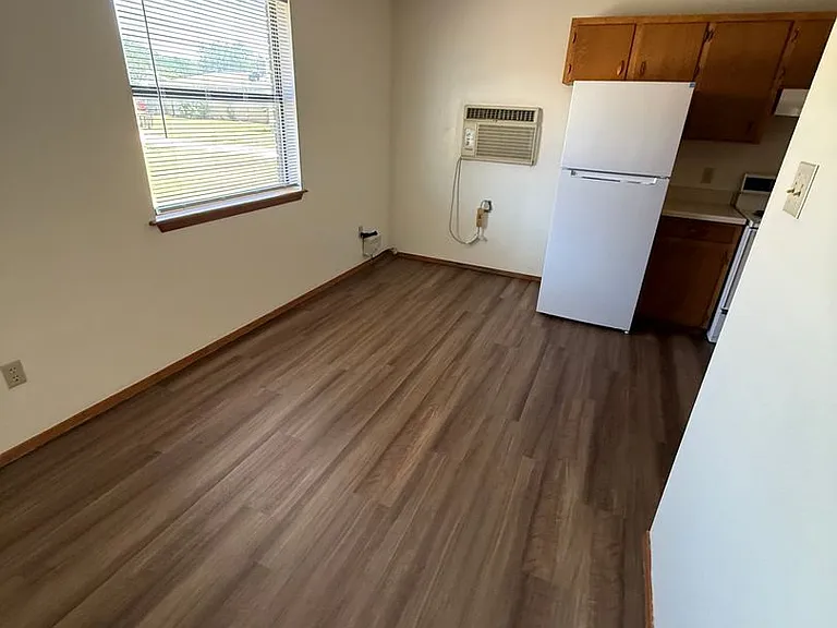 913 W 15th Ln — Photo 11
