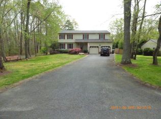 25 Hollywood Ave, Farmingdale, NJ 07727