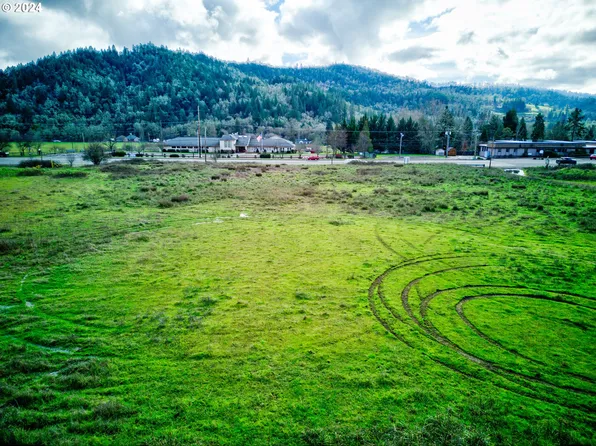 3110 NE Diamond Lake Blvd, Roseburg, OR 97470