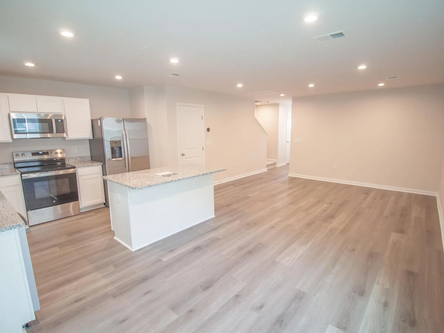 3 bed, 2.5 bath, 1600 sqft, $1,850 — Photo 2