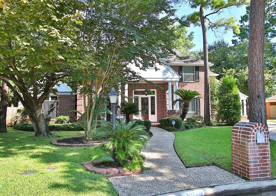 Lovely home nestled on a cul-de-sac lot in Huntwick Forest.