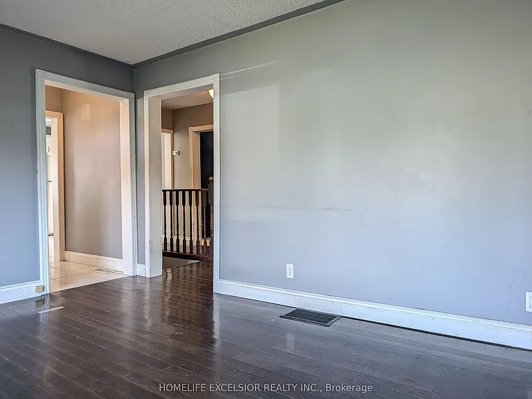 1478 Simcoe St N — Photo 11