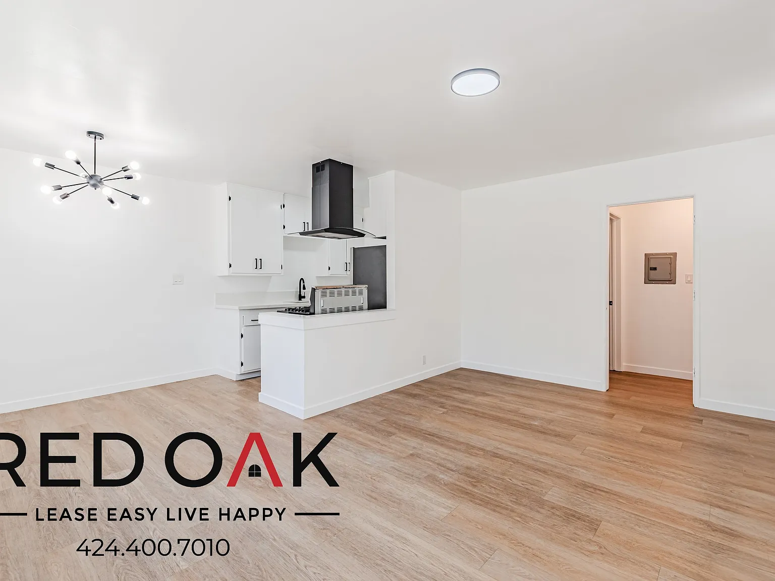 Bright Studio with Updated Kitchen and On-Site Laundry in the Heart of North Long Beach! — Photo 2