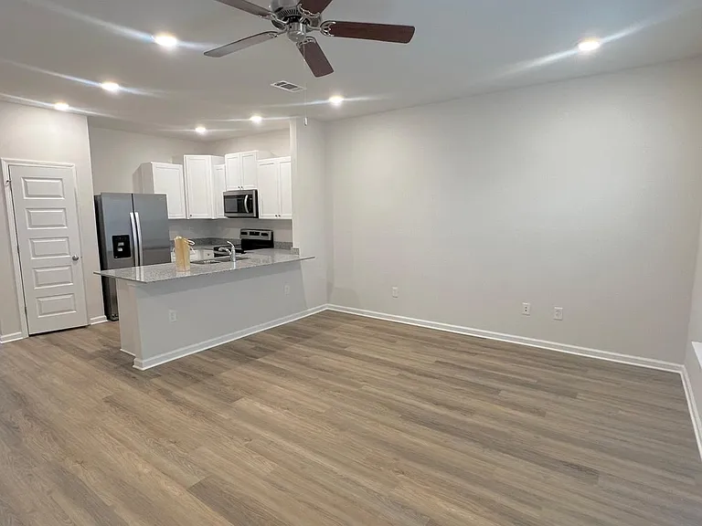 1736 Jakes Dr — Photo 2