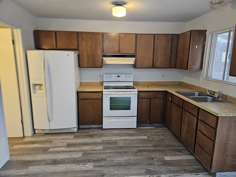 872 Russell St — Photo 8
