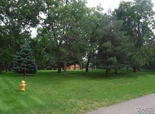 2710 S Kinkade Ave, Sioux Falls, SD 57103