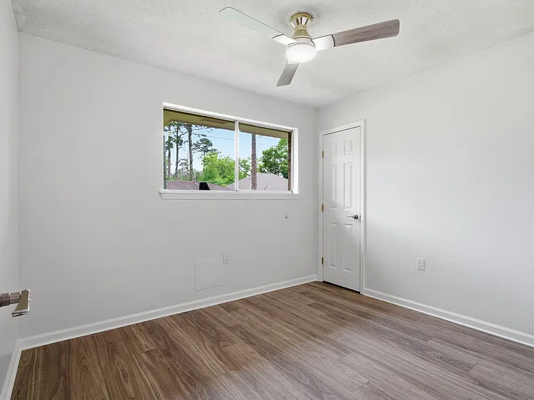 1124 S Pine St — Photo 8