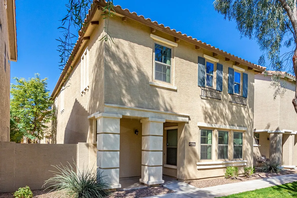3 bed, 2.5 bath, 2105 sqft, $2,299 — Photo 2