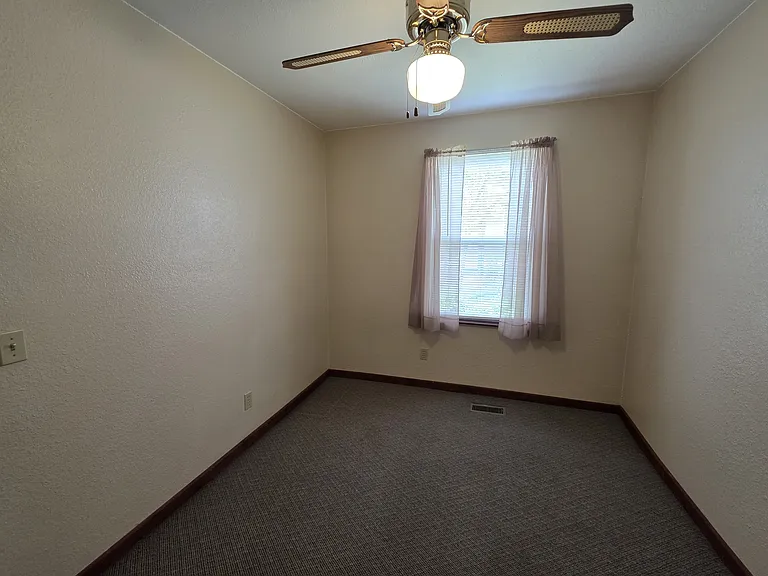 323 S East St — Photo 10
