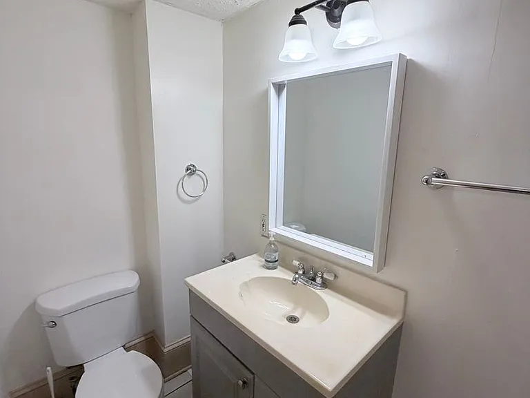 453 W Haywood St #A — Photo 11