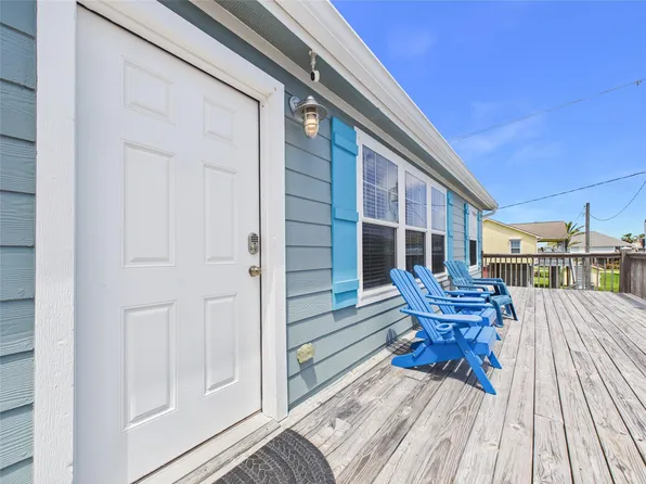 905 Meynig Dr, Crystal Beach, TX 77650