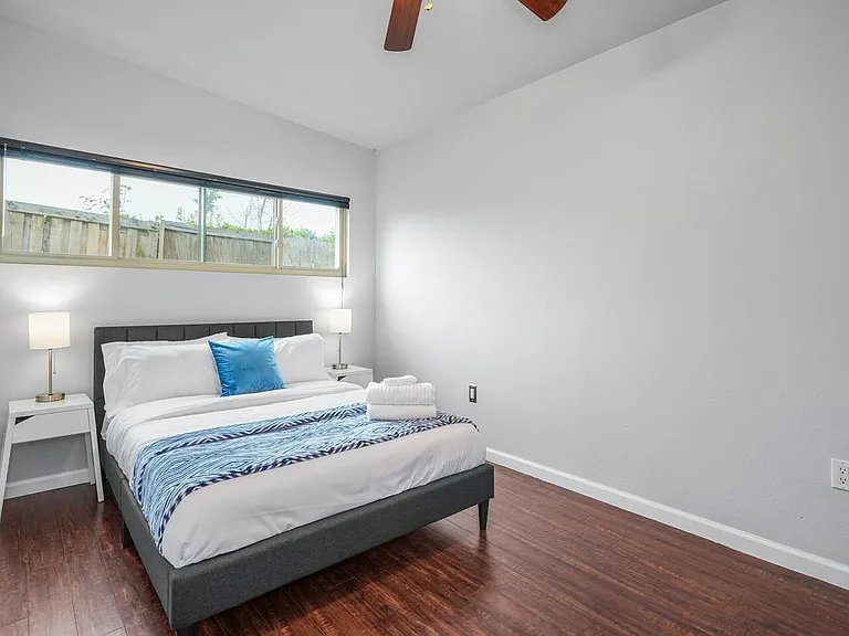 728 Stepney Pl — Photo 2