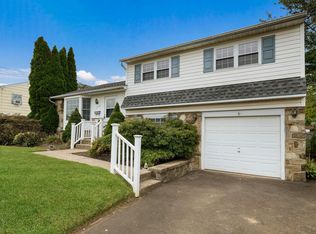 1252 Dahlia Rd, Warminster, PA 18974