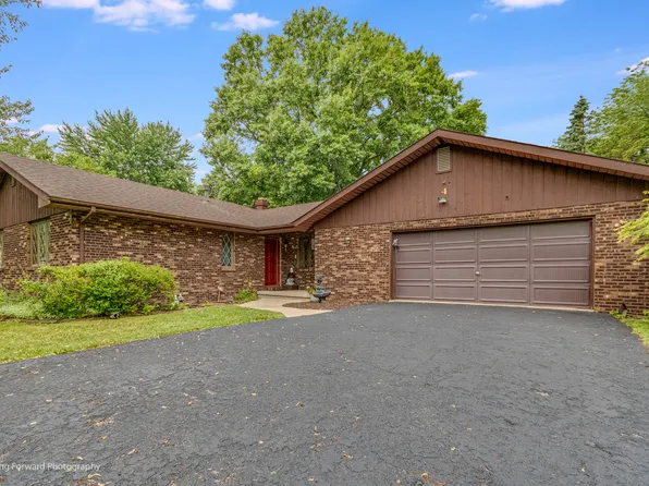 4 Cedar Gate Cir, Sugar Grove, IL 60554