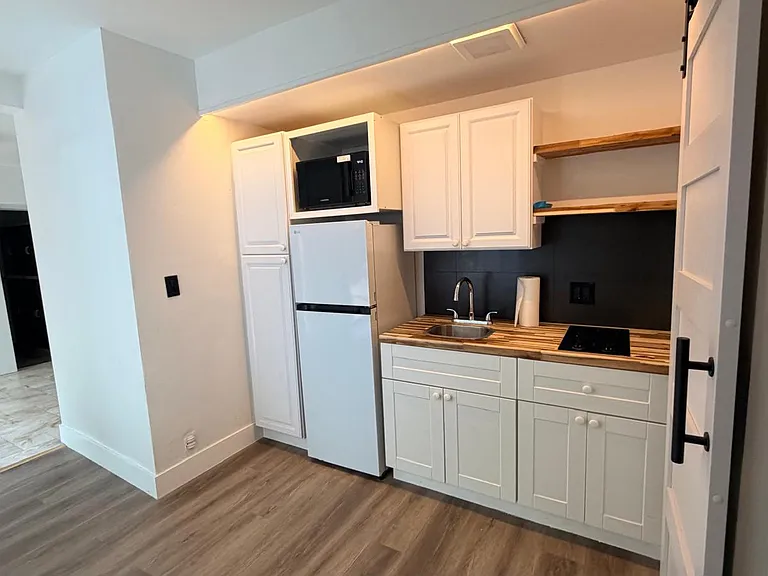 1618 NE 33rd St #D — Photo 1