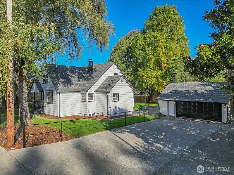 2nd image of 1114 2nd Avenue SW