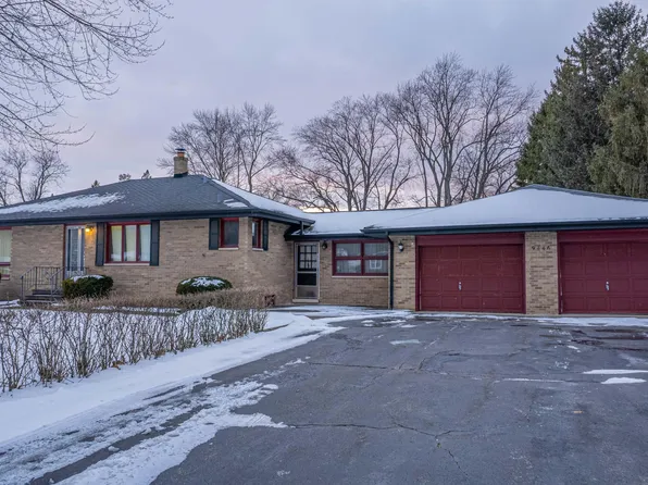 9446 Hilltop Dr, Saint John, IN 46373