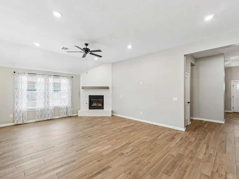6509 NW 150th Ter — Photo 7