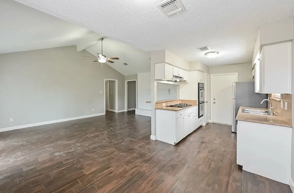 Cozy Single Unit for Rent at 10235 Ella Falls Blvd, Houston, TX - $1277/mo — Photo 3
