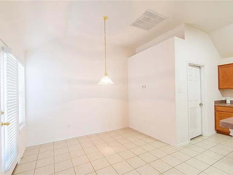 234 Silvercreek Dr — Photo 10