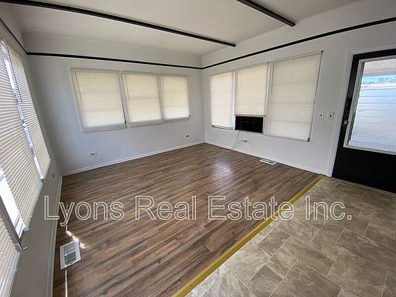 5th image of 121 Coachlight Ave