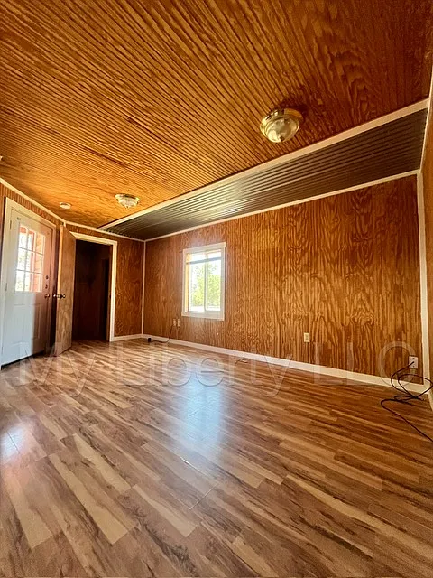 2104 Private Road 7665