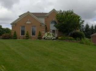 2282 Plumgrove Ln, West Bloomfield, MI 48324