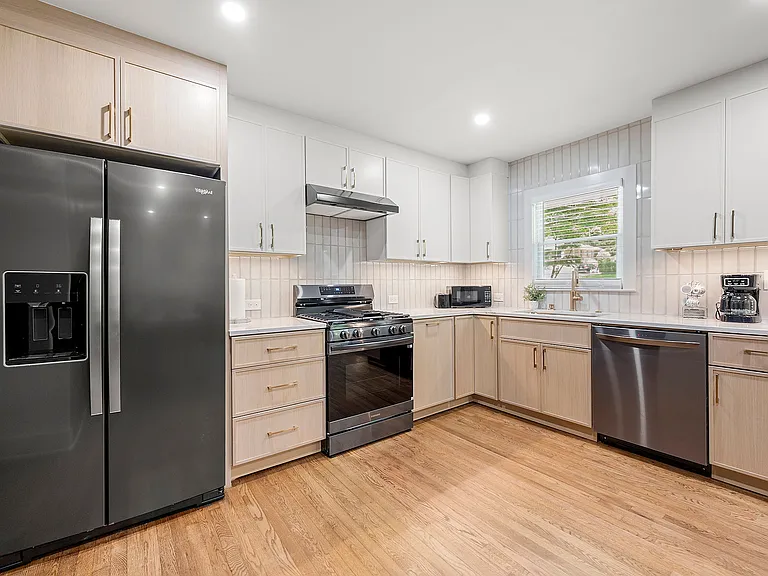 1540 Berkeley Ln NE — Photo 9