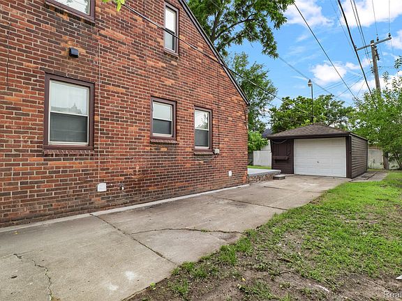 5th image of 17717 Avon Ave