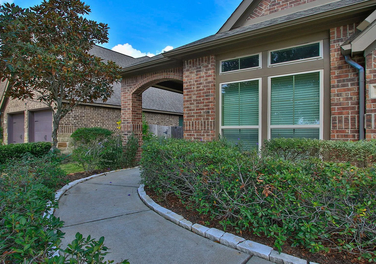 For Home for Lease in Fort Bend - 4 Bed, 3 Bath | 2,809 Sq Ft | The Reserve at Brazos Town Center... — Photo 2