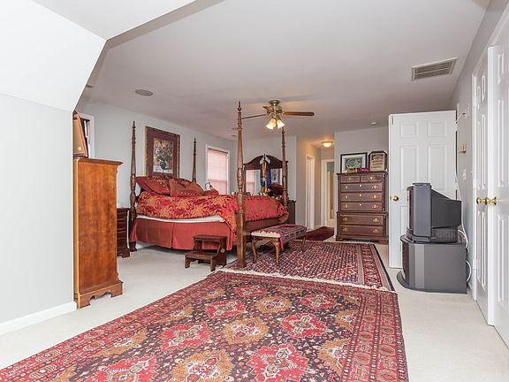 3rd image of 50 Scotland Cir