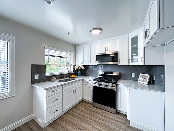 4th image of 922 Benito Ave #12