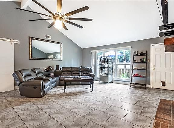 3rd image of 411 W Lake Catahoula Ct