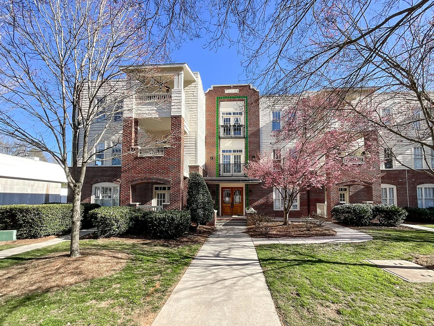 Charlotte Living at Its Best! 2BR/2BA End Unit + Chef's Kitchen & Water Included! — Photo 1
