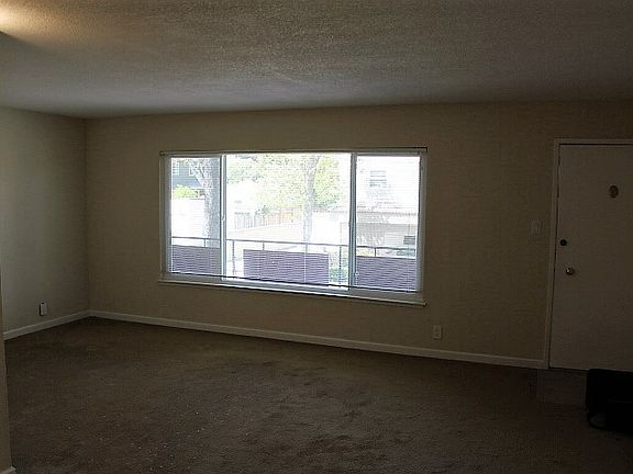 5th image of 1501 Carmelita Ave APT 3