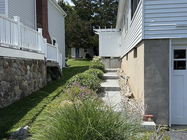10 Reeves Ave — Photo 23