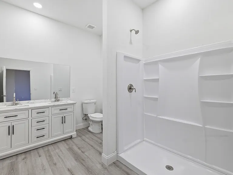 825 Carbon St E — Photo 29