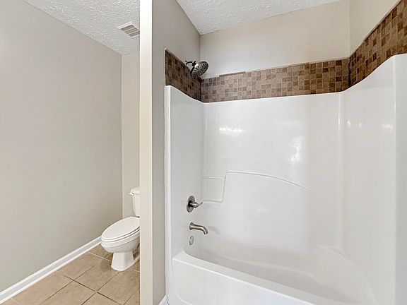5th image of 2490 Lakeview Dr