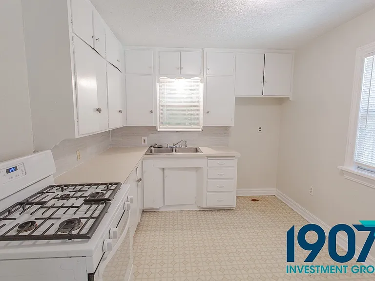 2321 NE 25th St — Photo 13