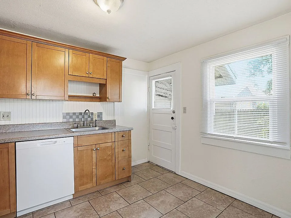 2 bed, 1026 sqft, $1,850 — Photo 3