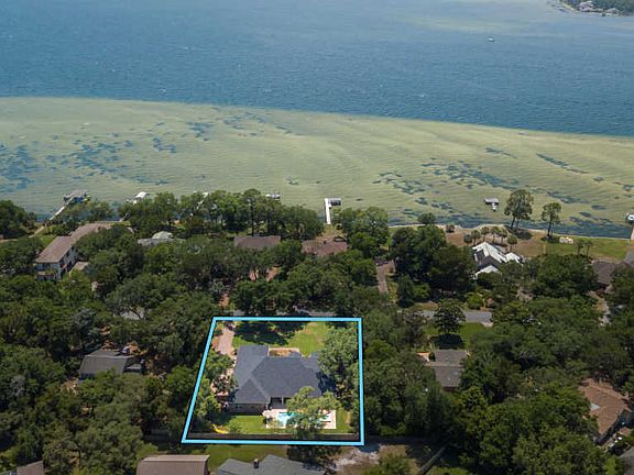 3rd image of 932 Lido Cir W