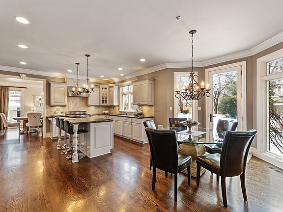 BREAKFAST AREA/KITCHEN