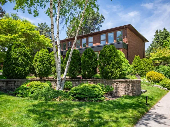 8 Caravan Dr, Toronto, ON M3B 1N1