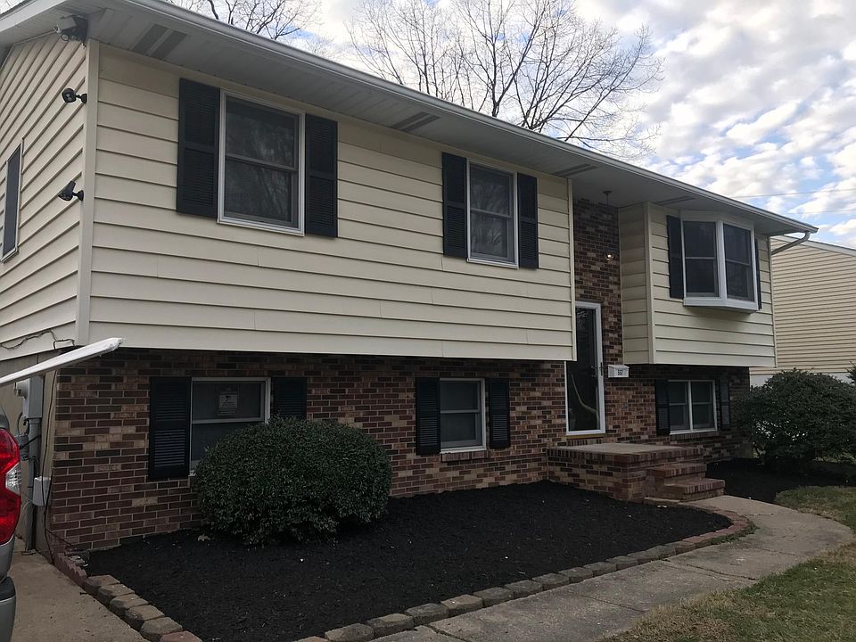Beautiful Large Split Foyer