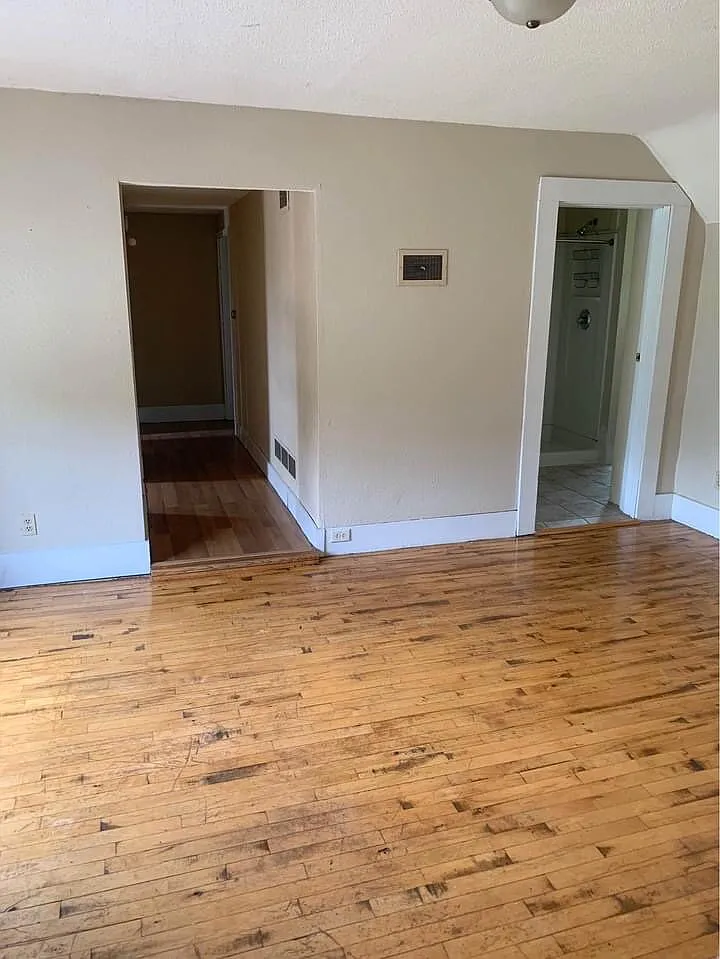 3 bed, 1.0 bath, 900 sqft, $445 — Photo 4