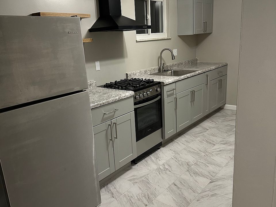 Modern kitchen with all new cabinets and gas stove!